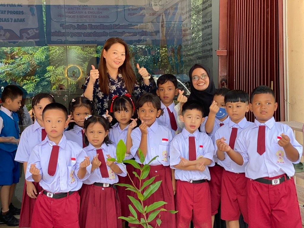 Murid kelas SD berfoto bersama guru