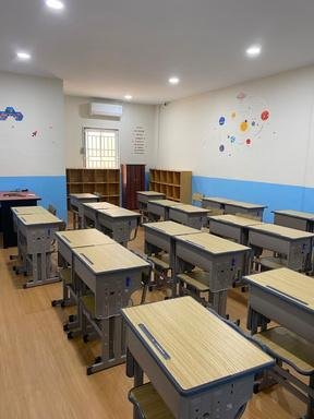 Ruang kelas dengan meja dan kursi