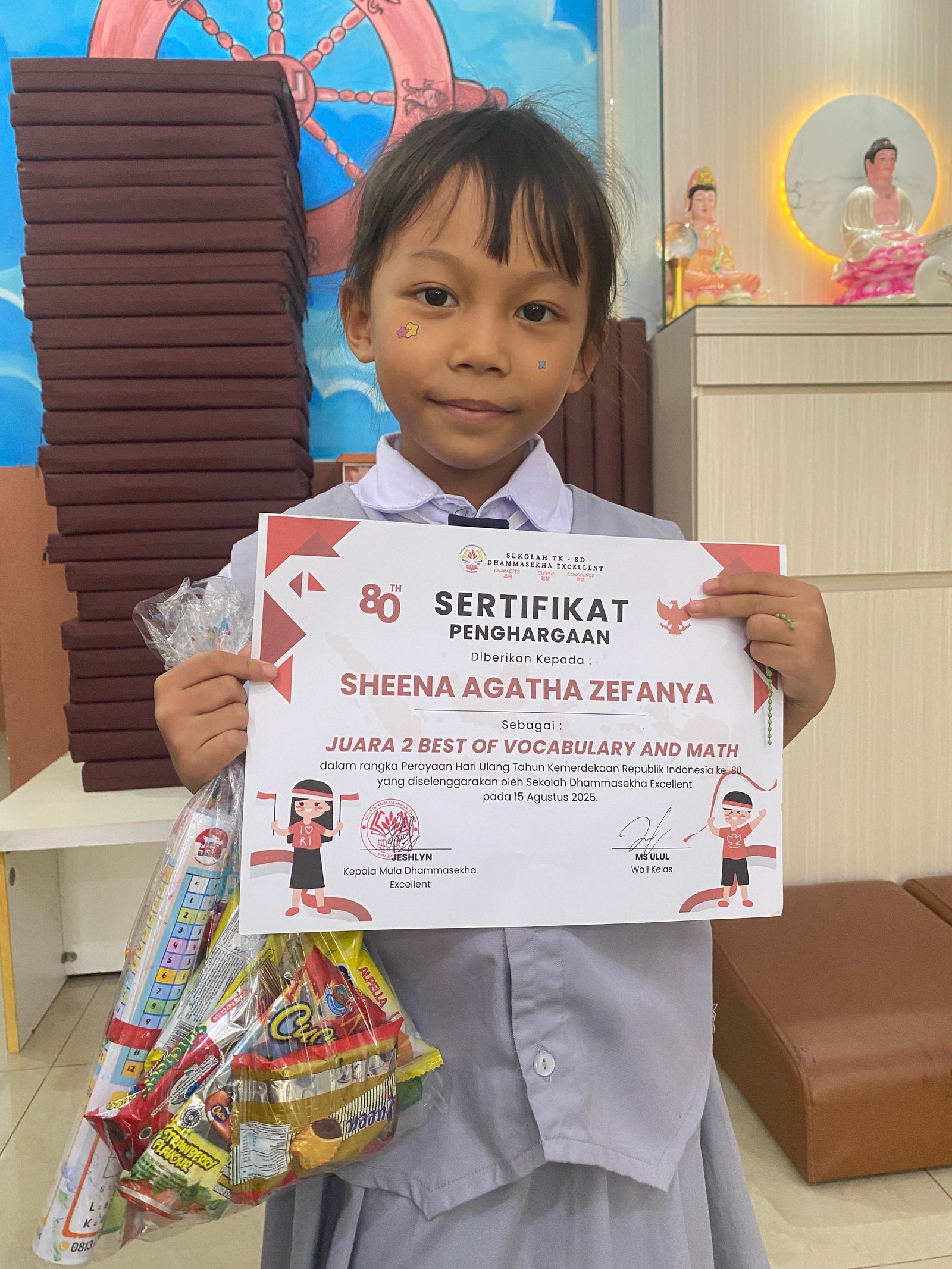 Sheena memegang sertifikat